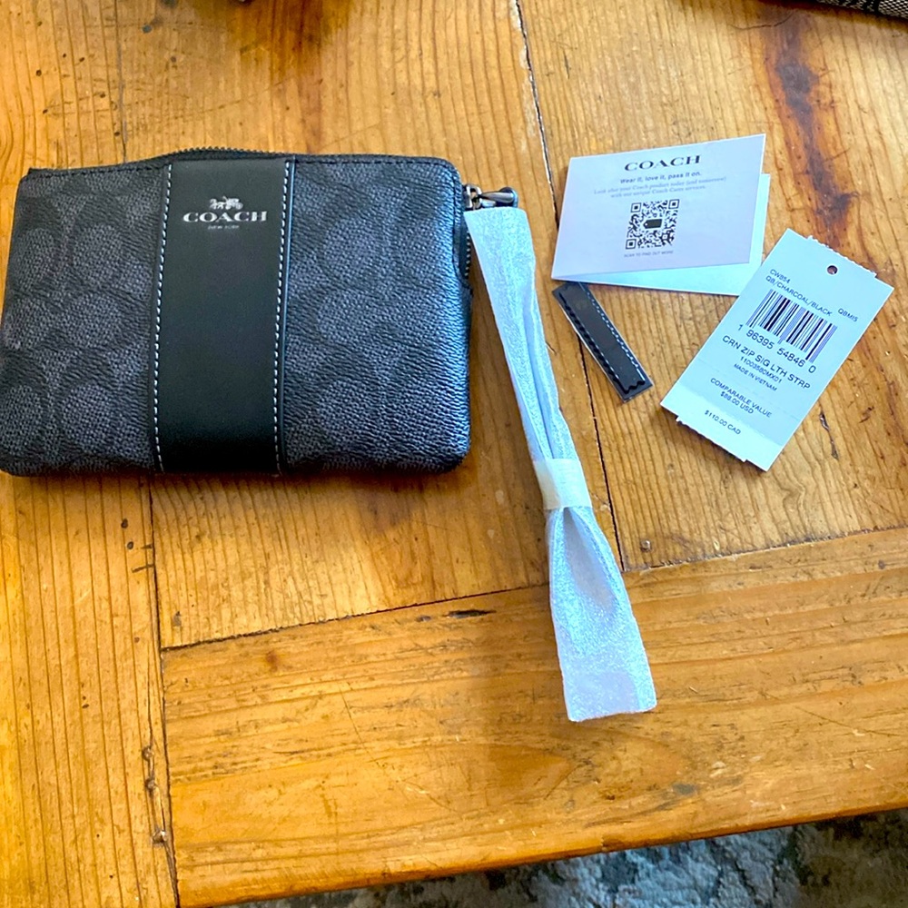 Coach NWT Corner Zip Wristlet Black/Smoke/Silver  